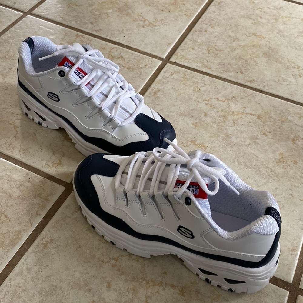 Sz 8 white/navy leather Skechers